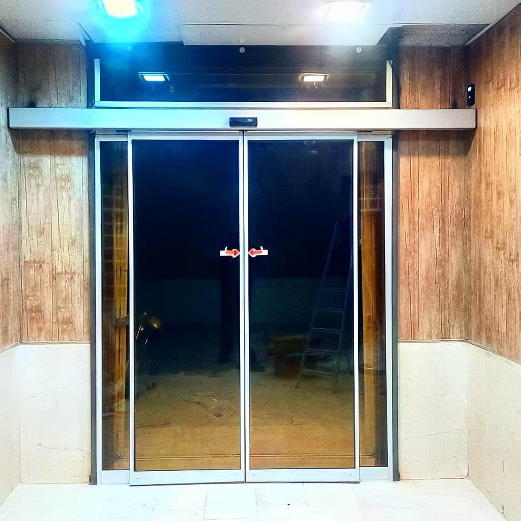 خدمات درب شیشه ای لمینت اتوماتیک و تنظیم سنسور