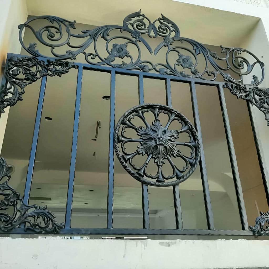 حفاظ پنجره مدرن لوزی هماهنگ با خطوط مورب نما