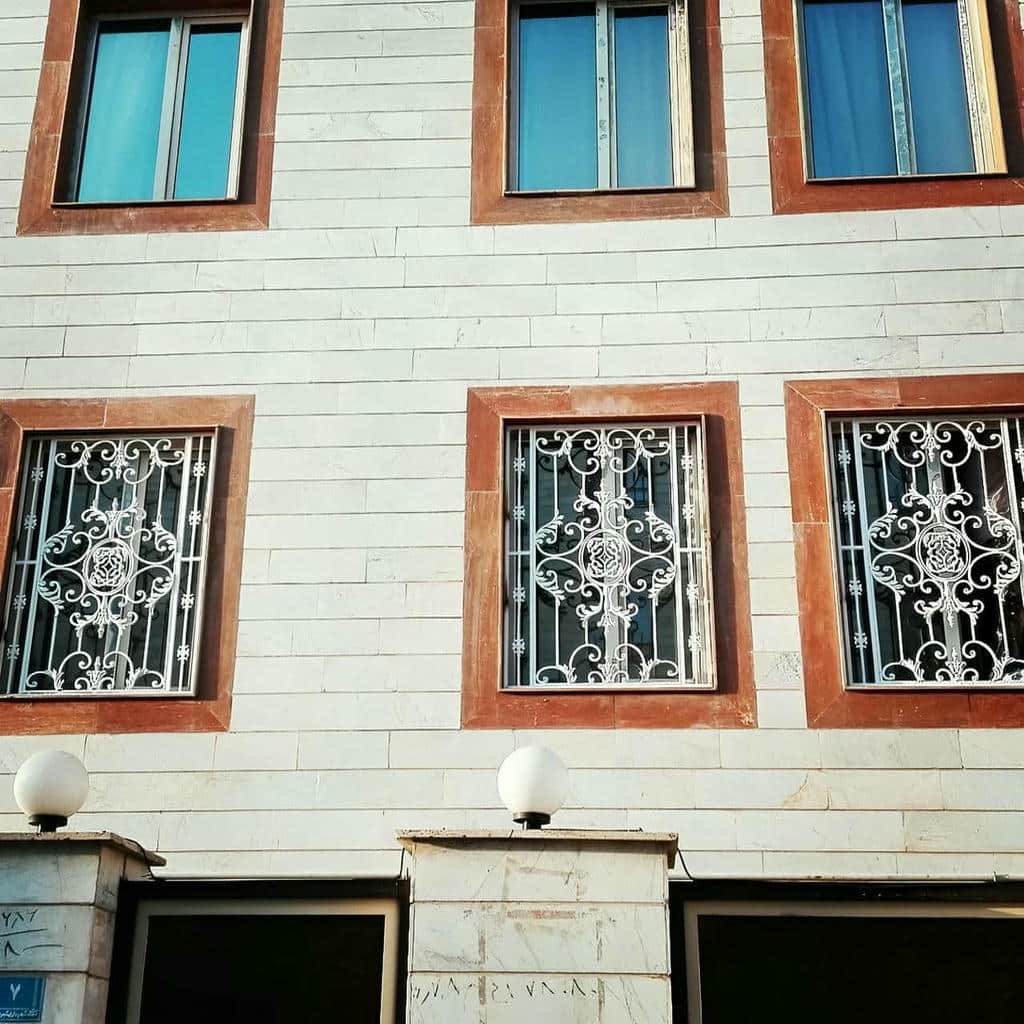 حفاظ پنجره مدرن شبکه هندسی برای دهانه مربع نمای ساختمان