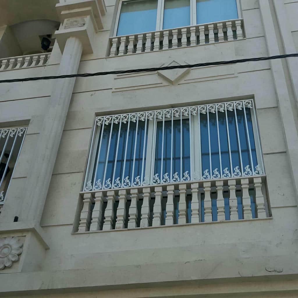 نرده فرفورژه گل دار بازشو با قفل مناسب