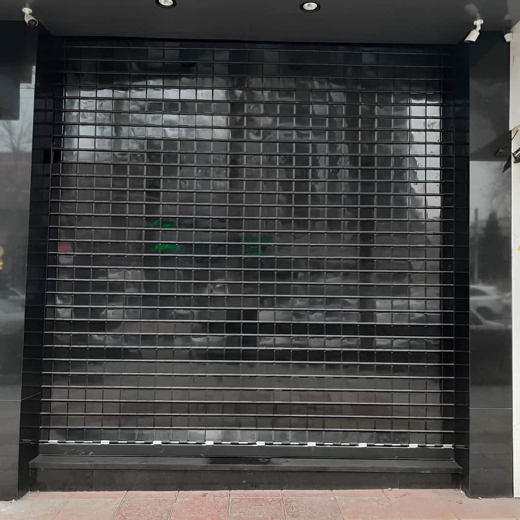 سفارش کرکره برقی مدرن نمای تجاری مینیمال