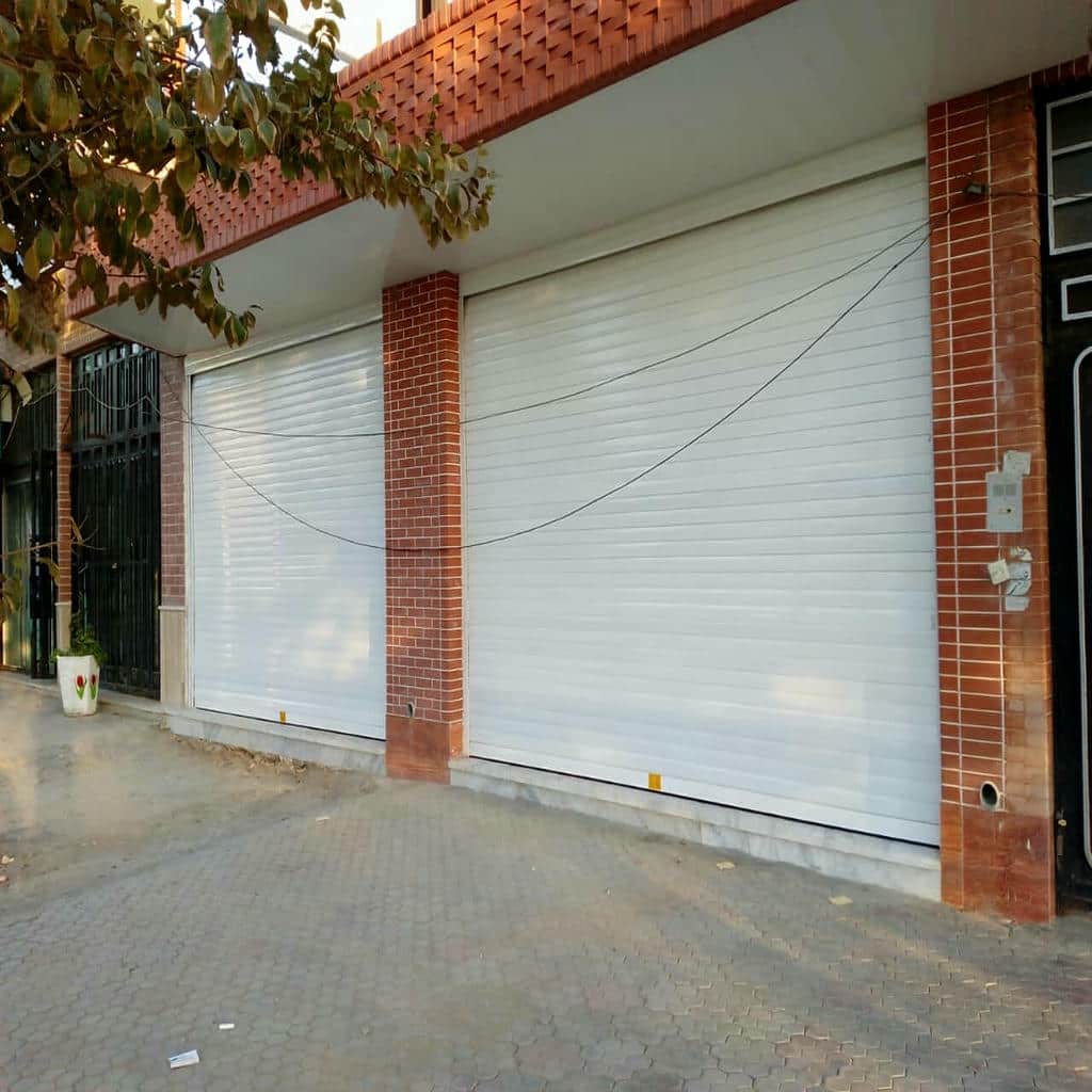 اجرای کرکره برقی مدرن نمای تجاری دو رنگ