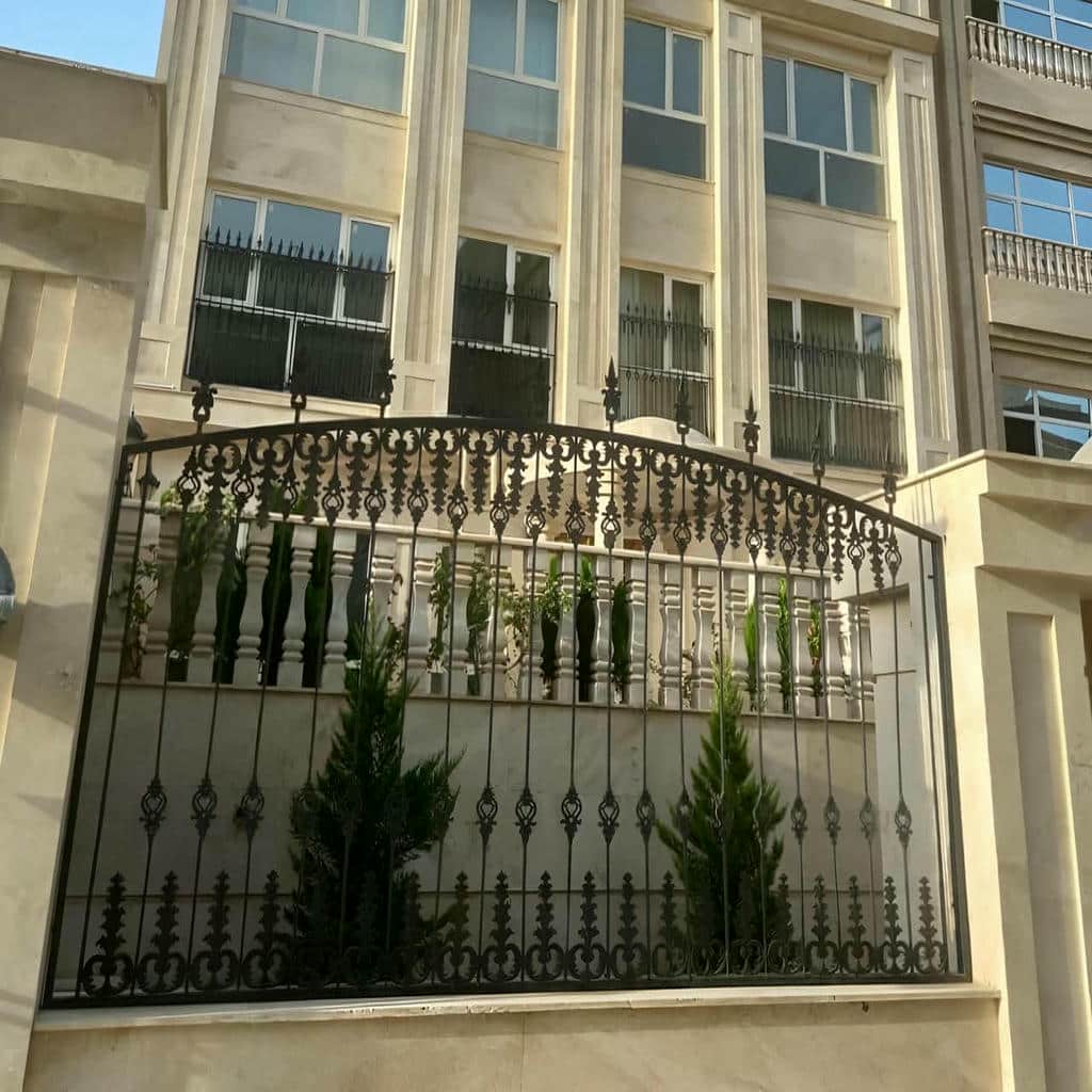 ساخت حفاظ سرنیزه ای تاج دار برای ورودی حیاط