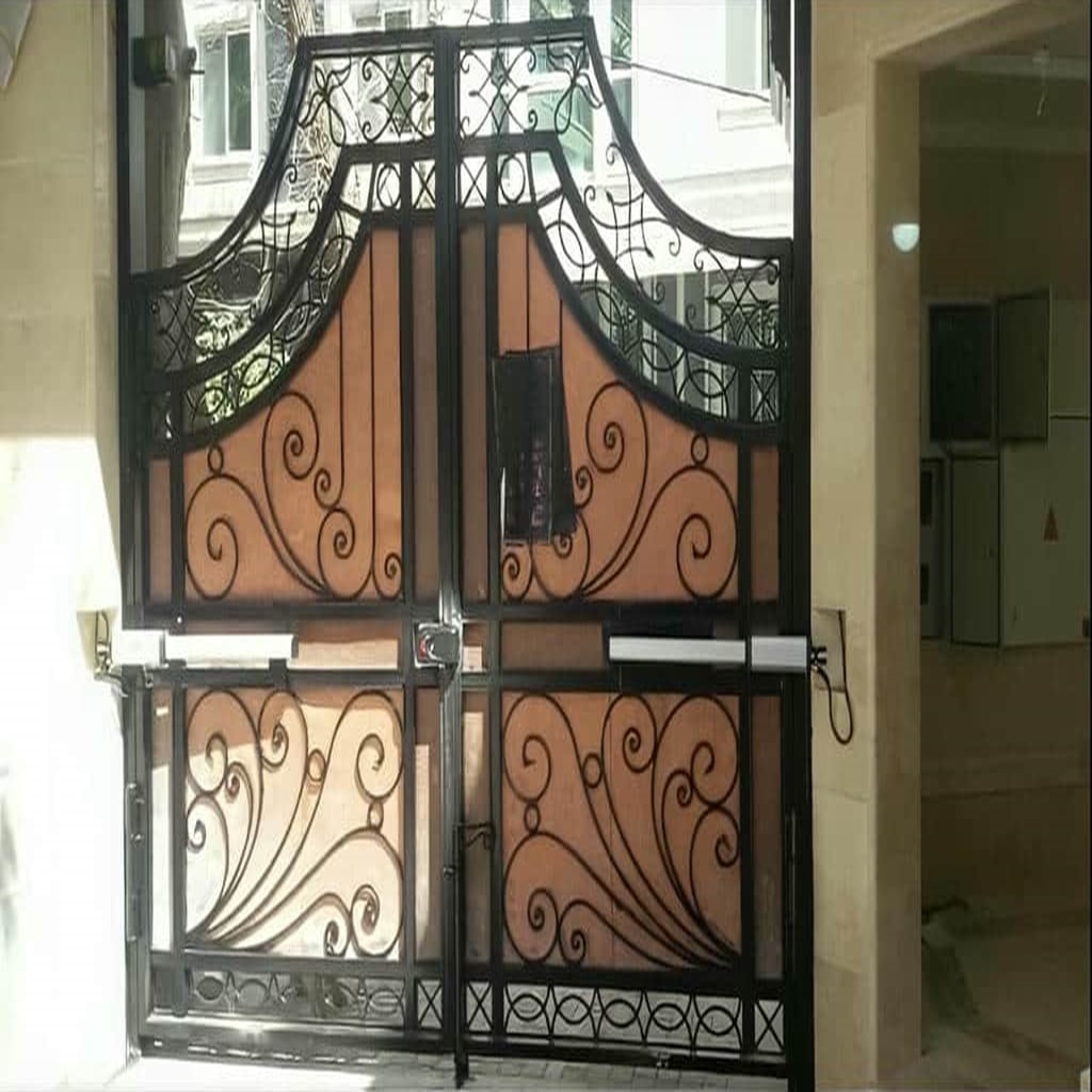 اجرای جک هیدرولیکی درب حیاط سنگین پرتردد
