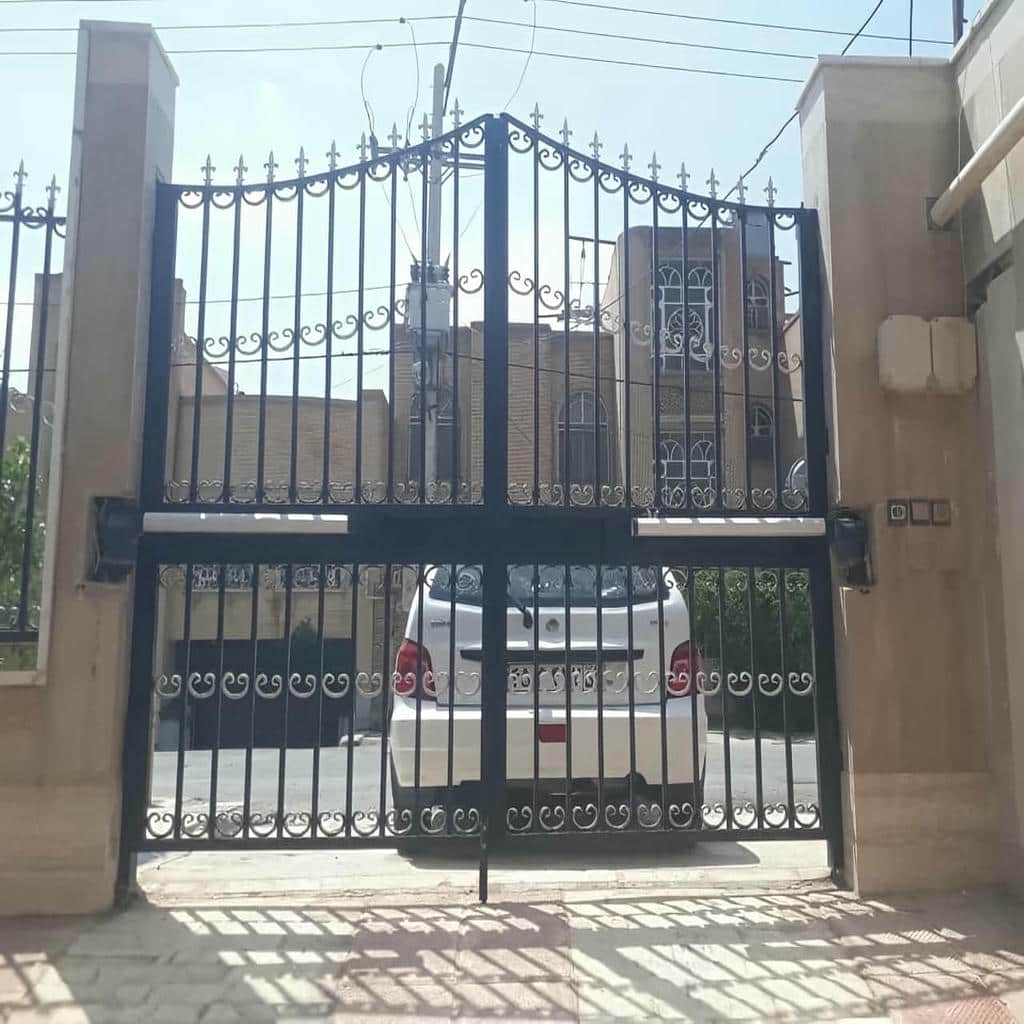 خدمات نصب درب لولایی برقی در مسیر شیب دار