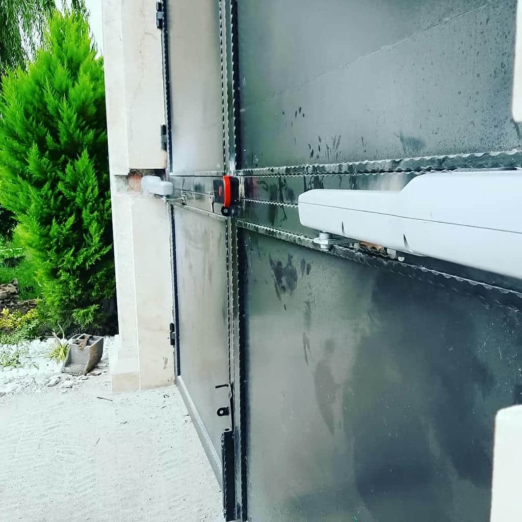 خدمات نصب جک درب حیاط سنگین شاسی دار در محوطه