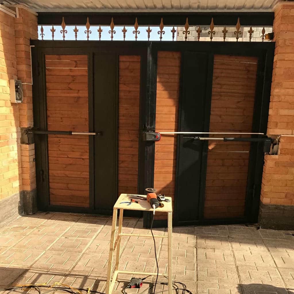 سفارش درب برقی ویلایی دو لنگه متناسب با نمای پروژه