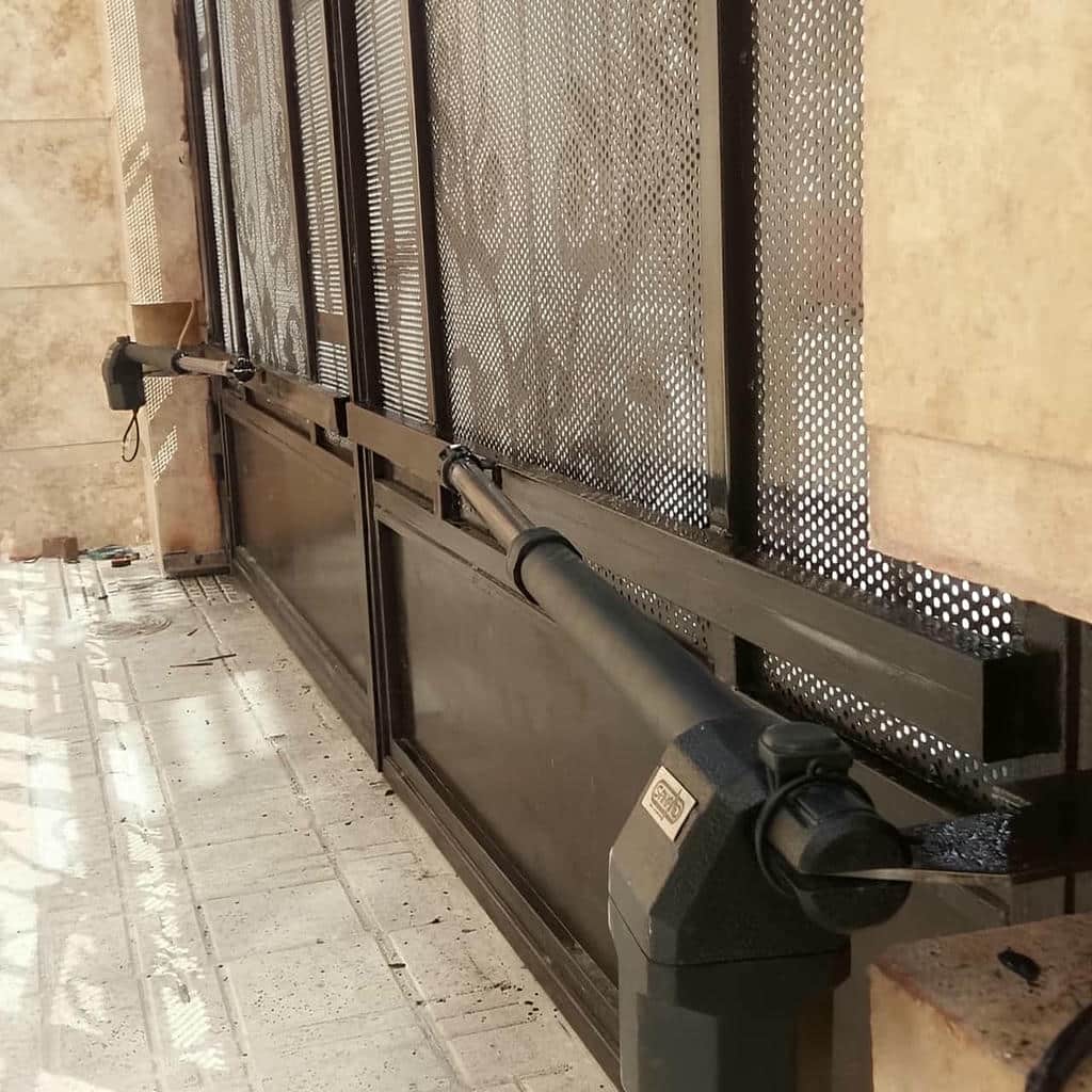اجرای جک درب پارکینگ سنگین کورس بلند برای دهانه عریض