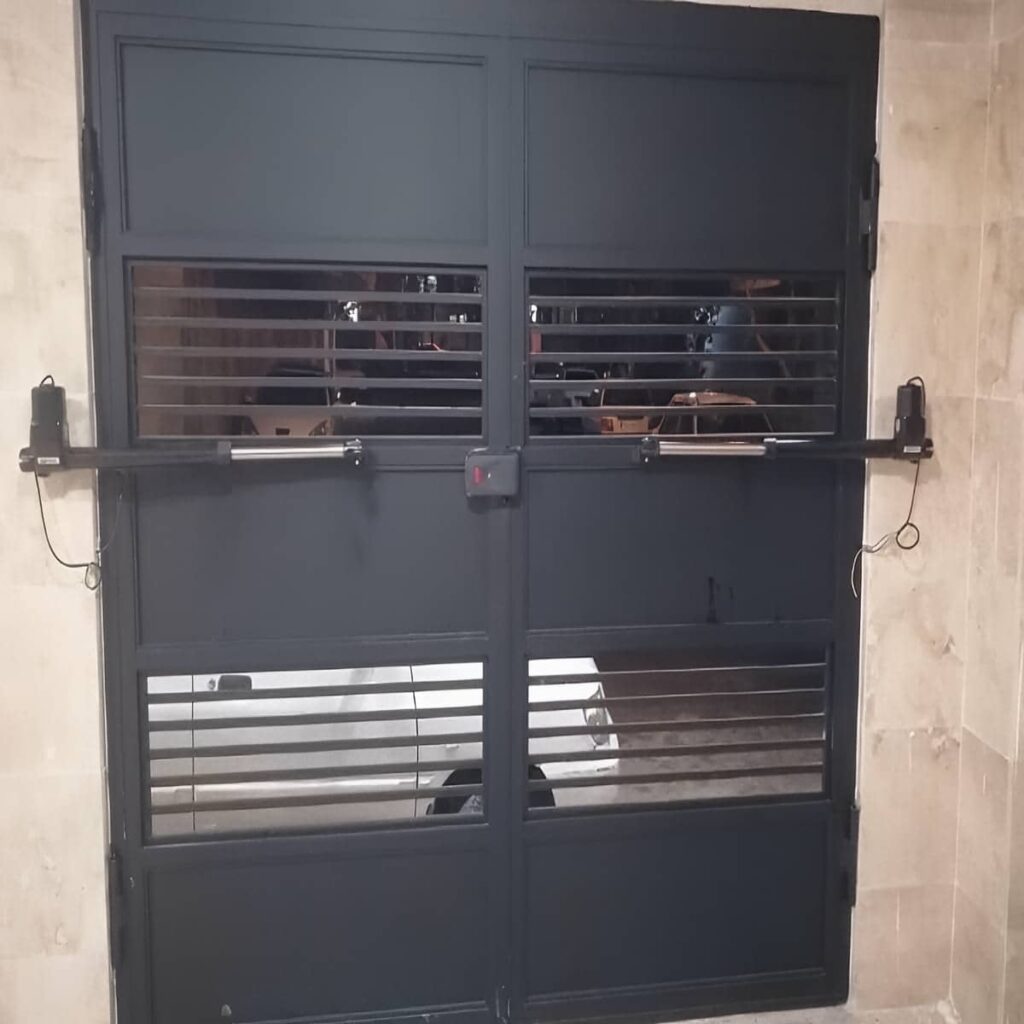 اجرای جک درب دو لنگه لولایی برای دهانه متقارن