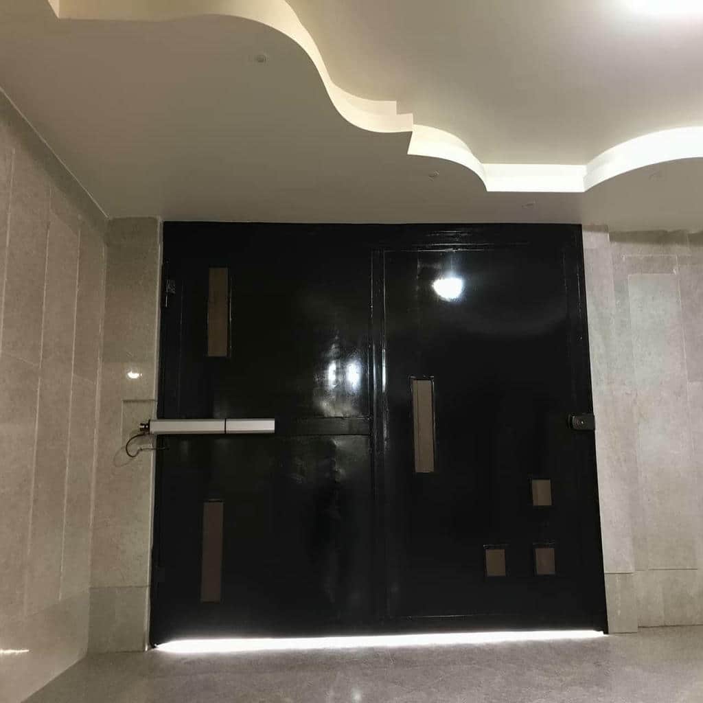 اجرای جک بازویی دو لنگه در محوطه پرتردد