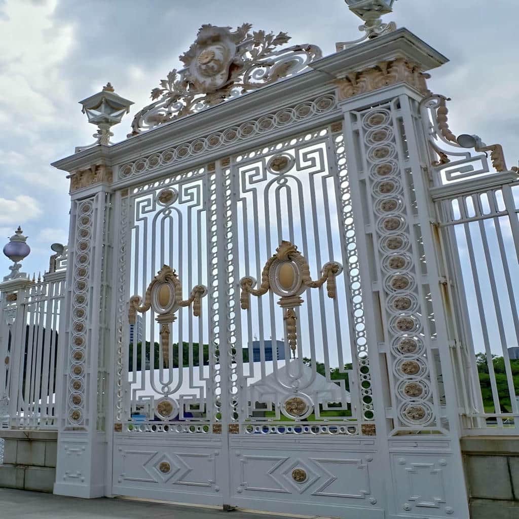 خرید درب حیاط نمای آجری متناسب با شیب رمپ