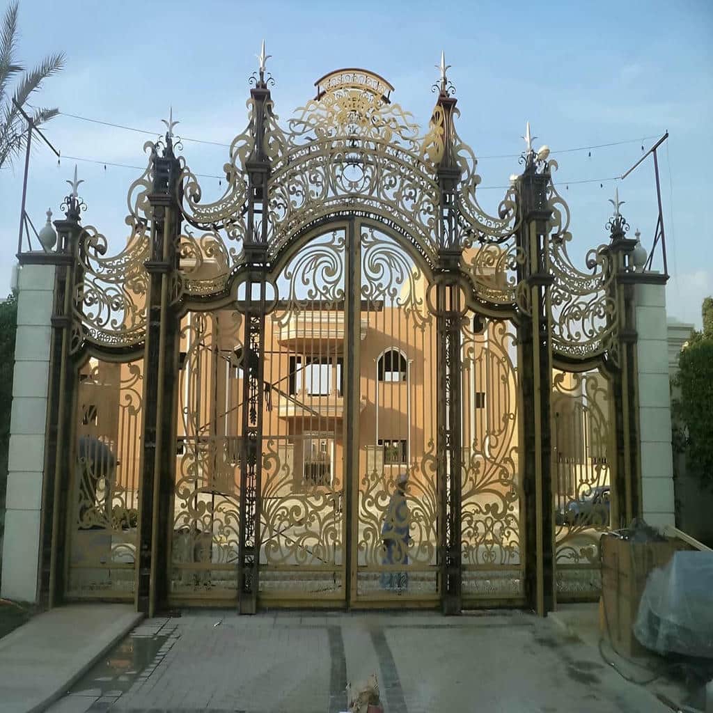 نصب درب ویلایی قاب دار محوطه روی رمپ شیب‌دار