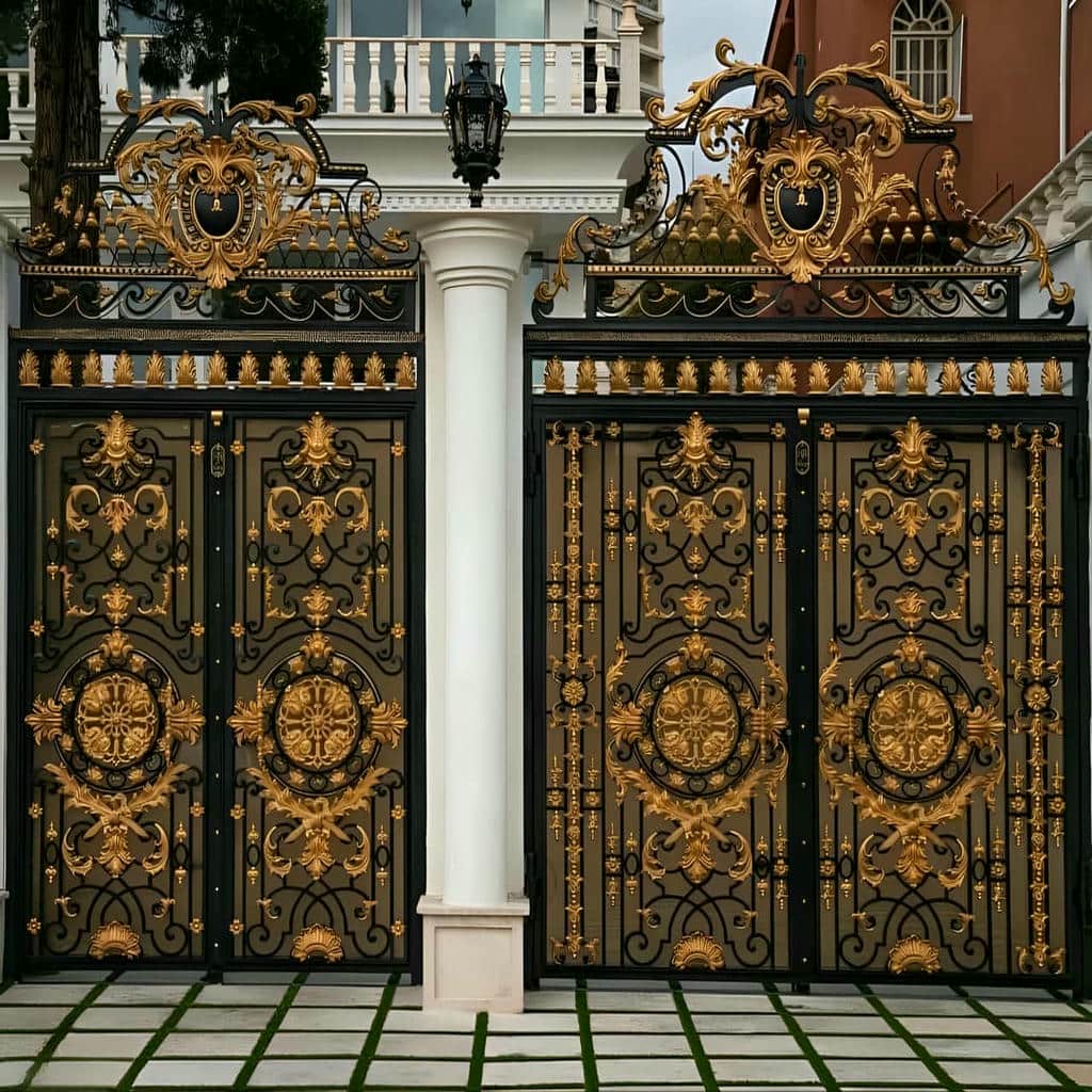 خرید درب حیاط فرفورژه نمای رومی متناسب با نمای ساختمان