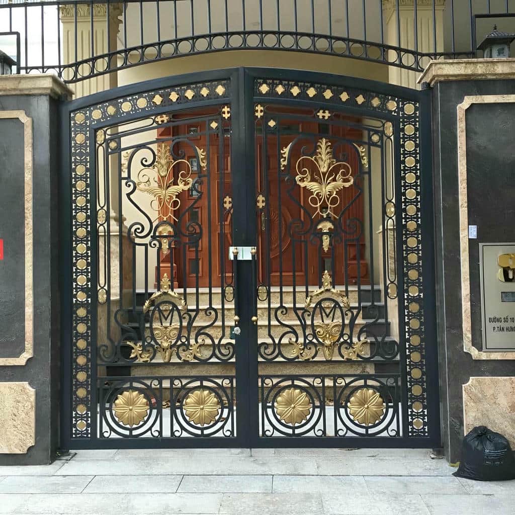 اجرای درب پارکینگ کلاسیک کتیبه دار برای دهانه بلند