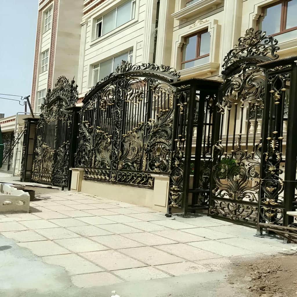 ساخت درب پارکینگ لولایی ستون دار با قاب تقویت‌شده