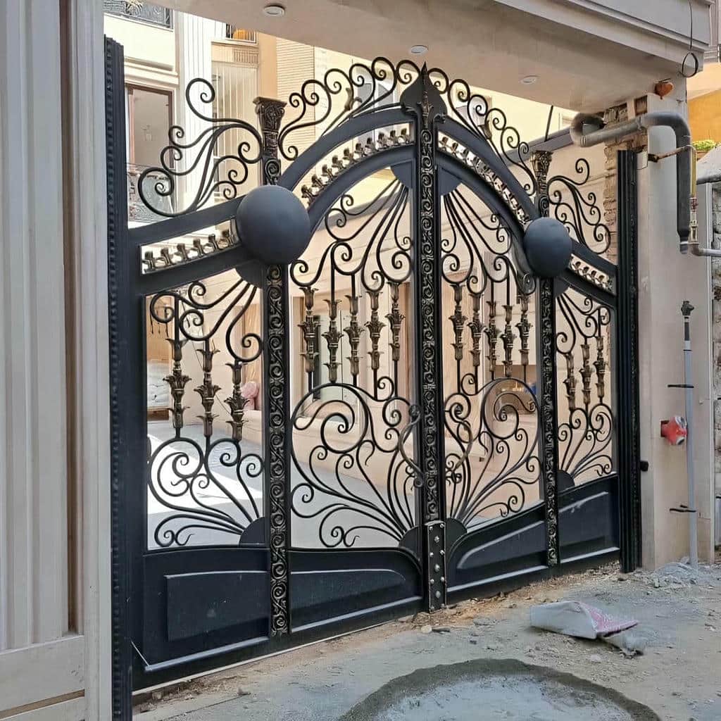 خرید درب ساختمان فرفورژه گل دار با گل مرکزی