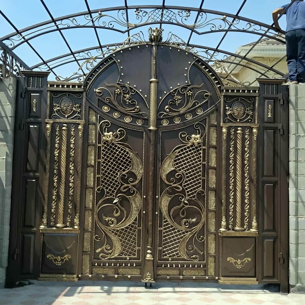 اجرای درب حیاط کتیبه دار هماهنگ با نمای ساختمان