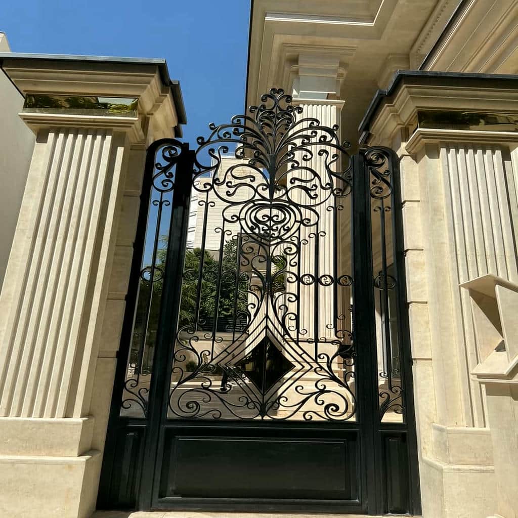 اجرای درب پارکینگ طرح چوب ترموود با جک اتوماتیک