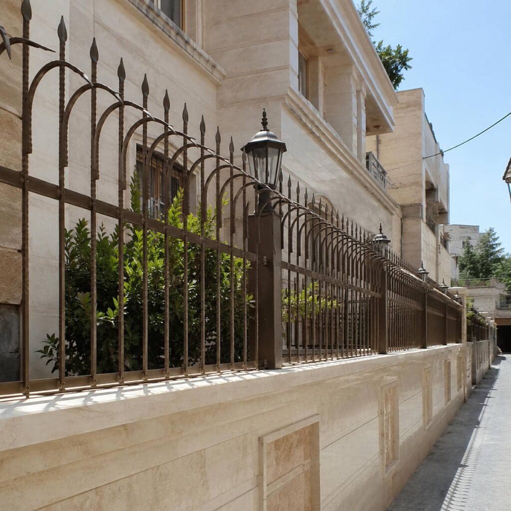 نصب حفاظ دیوار ویلایی با نیزه ساده