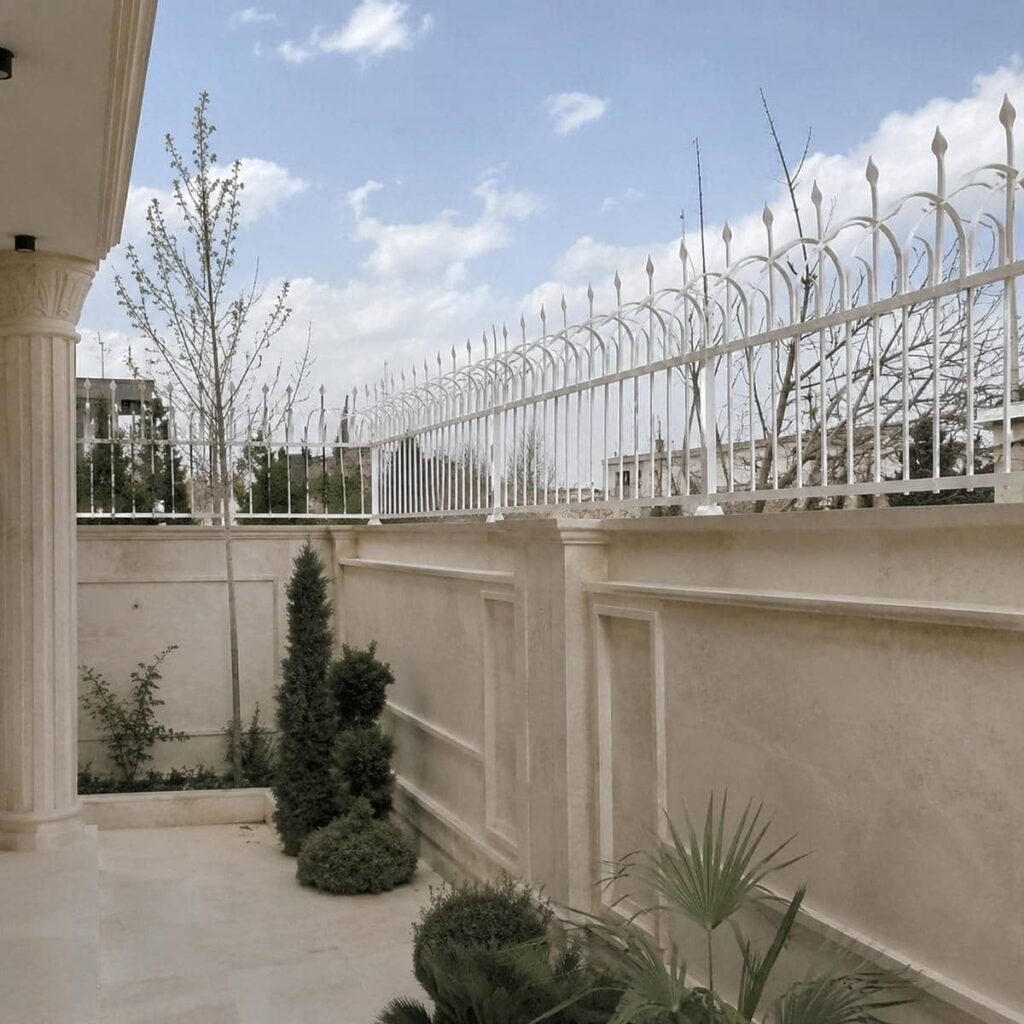 اجرای حفاظ سرنیزه ای روی دیوار حیاط
