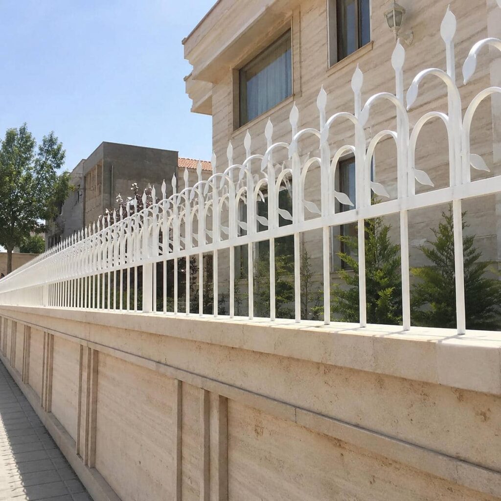نصب حفاظ سرنیزه ای روی دیوار محوطه