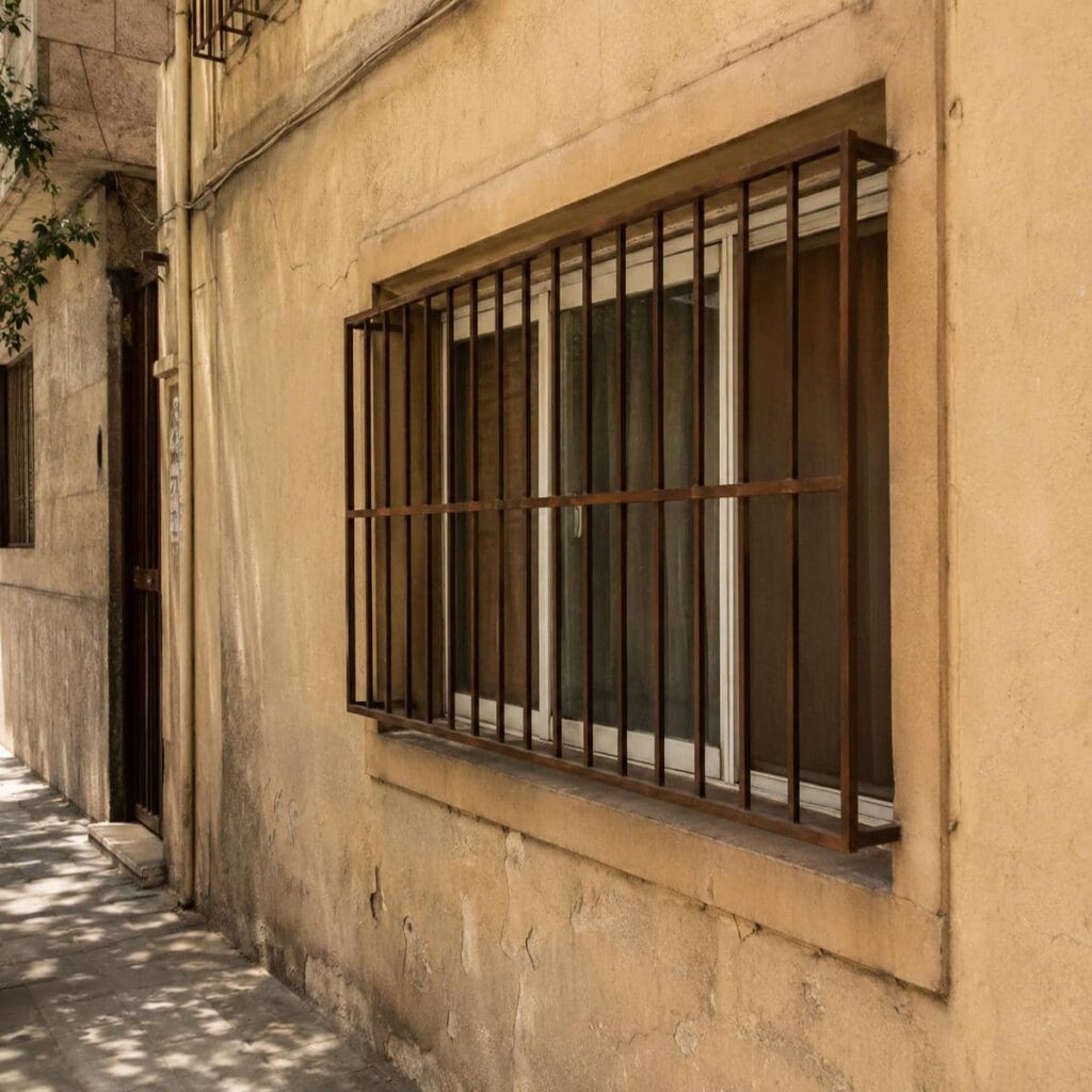 نصب نرده پنجره فلزی شاسی دار روی دیوار