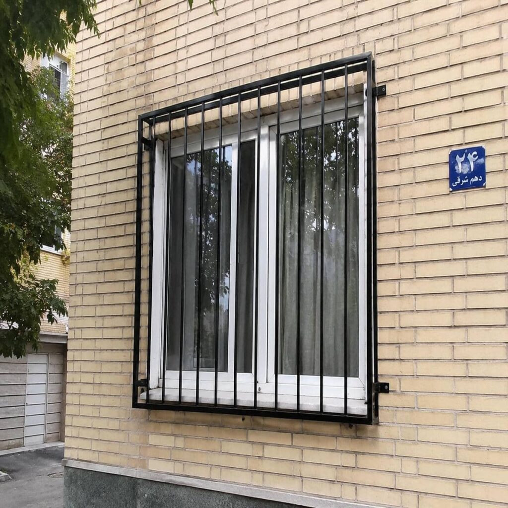 نرده ساده پروفیلی با خطوط افقی هماهنگ