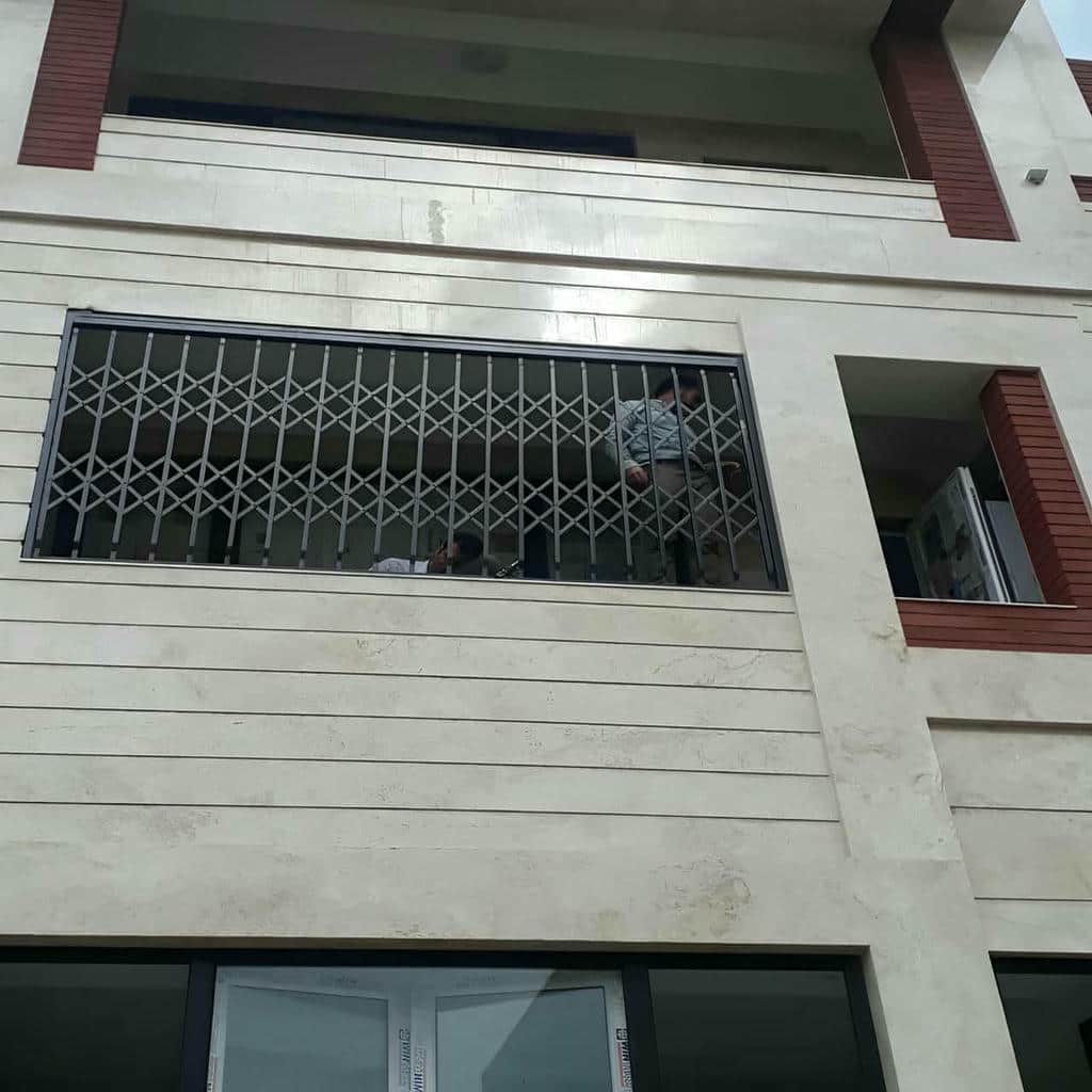 حفاظ پنجره بازشو برای دسترسی به شیشه و توری