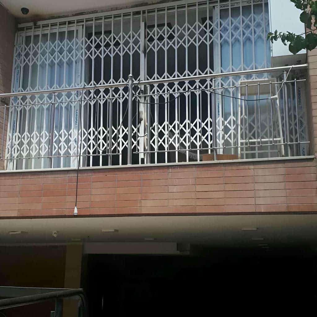 نصب حفاظ پنجره متحرک کشویی با ریل تراز