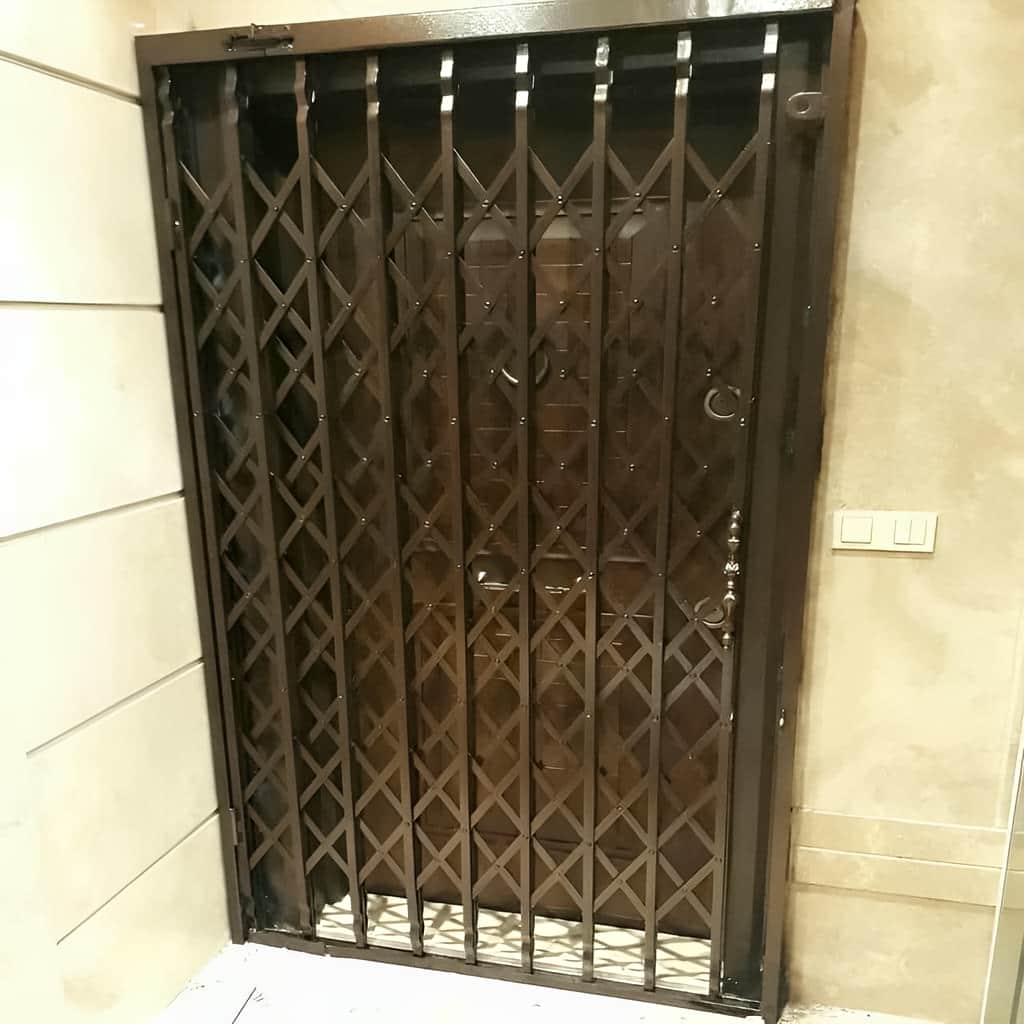 حفاظ کرکره ای رنگ شده با طرح هماهنگ نما