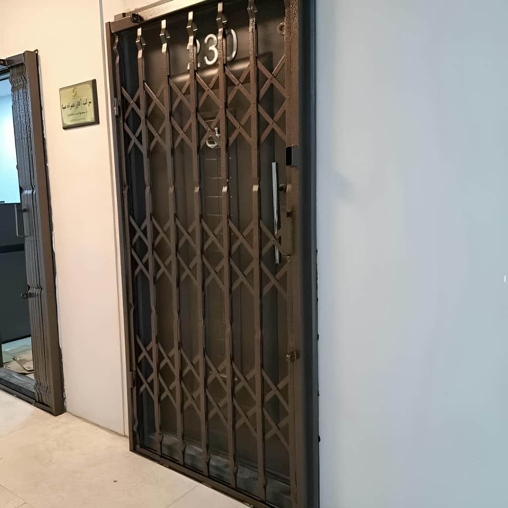 حفاظ کرکره ای فلزی در ورودی ساختمان