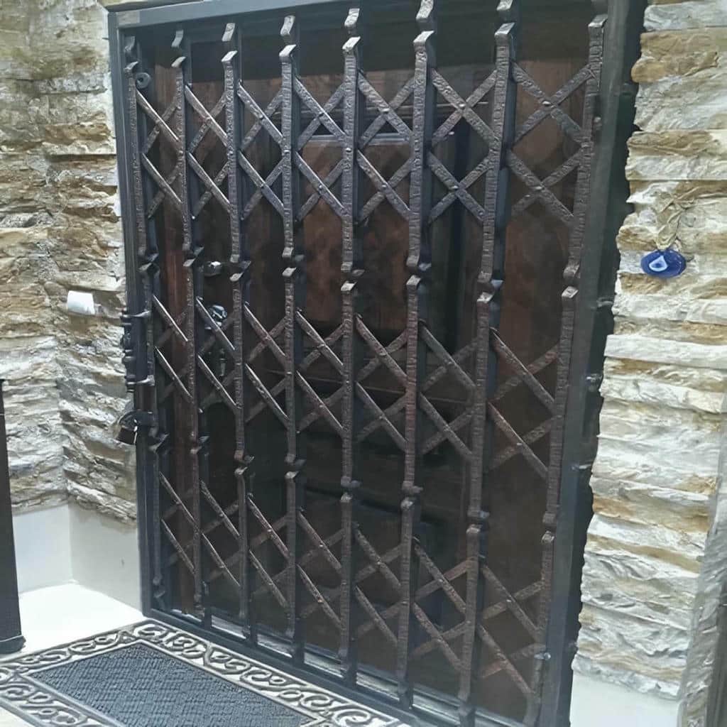 حفاظ کشویی طراحی هماهنگ نمای ورودی