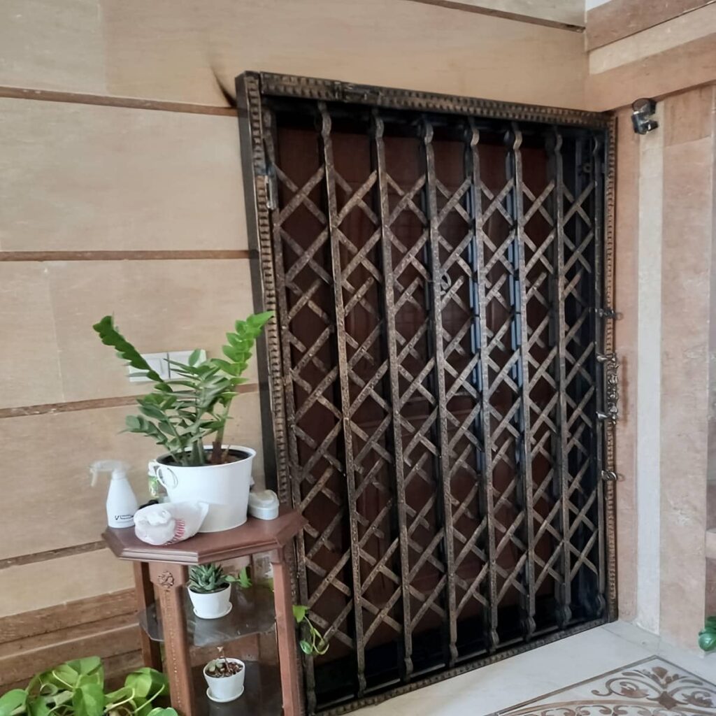 حفاظ آکاردئونی سفارشی نمای ورودی ساختمان