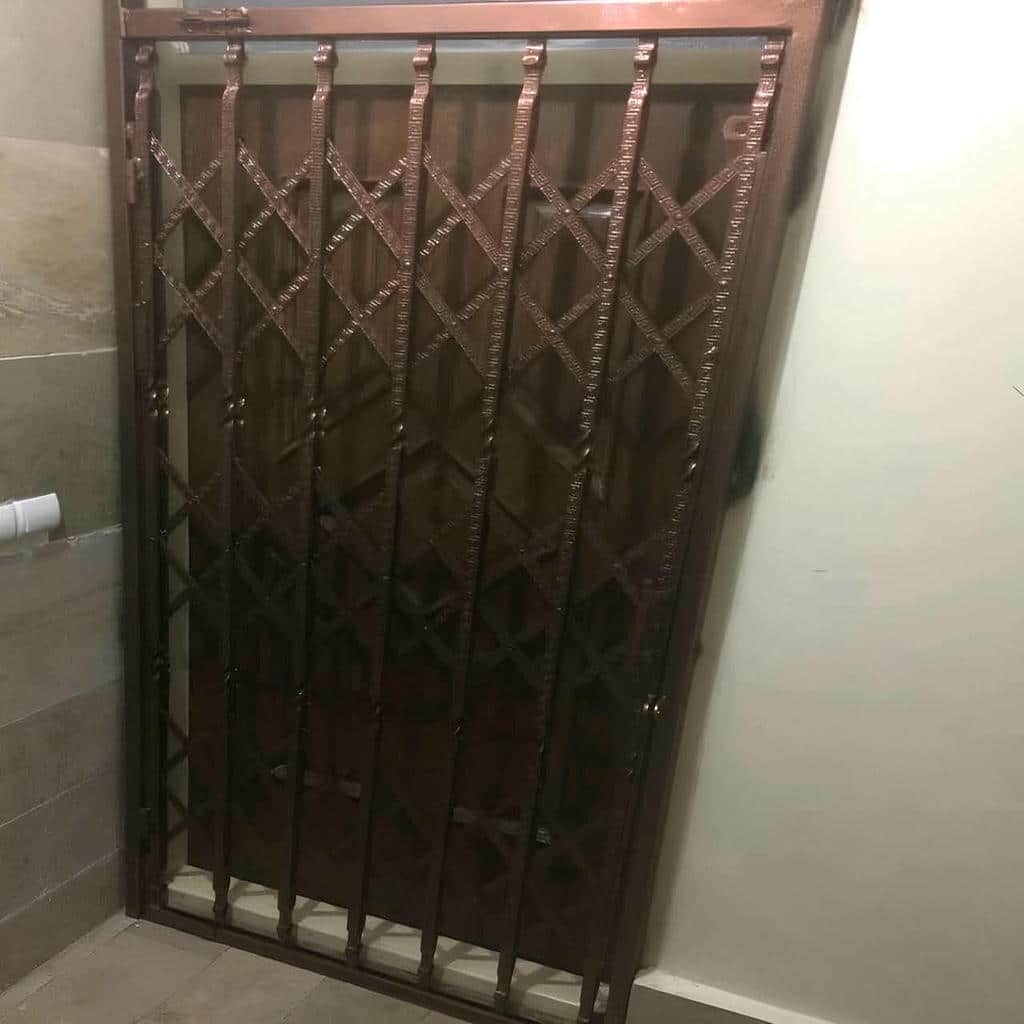 محافظ درب با قفل مقاوم محافظ درب با قفل مقاوم