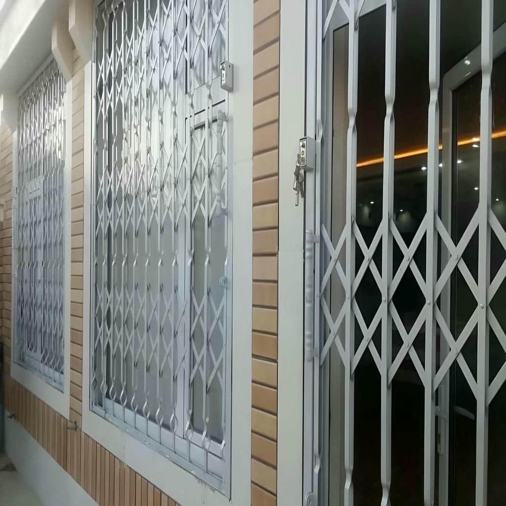 درب آکاردئونی مشکی با طراحی مقاوم