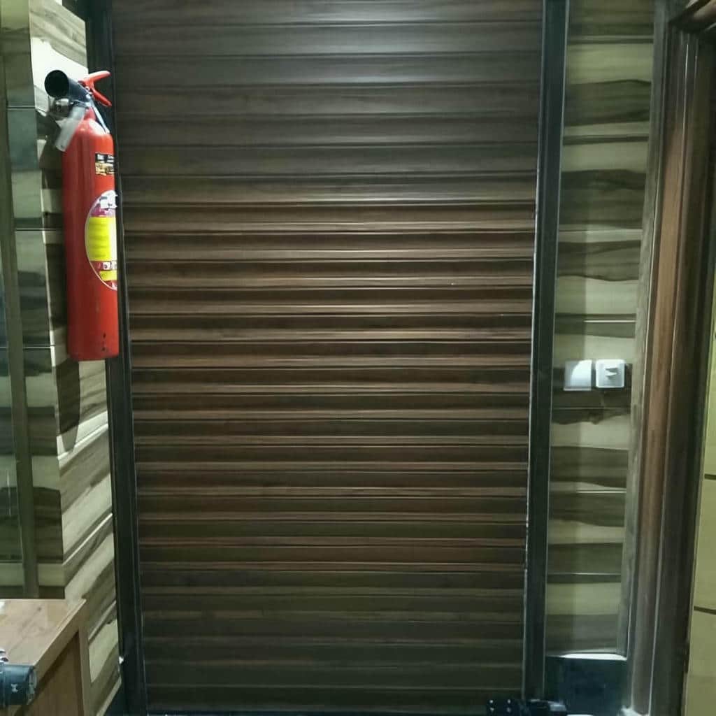 کرکره برقی پارکینگ خانه با کنترل آسان