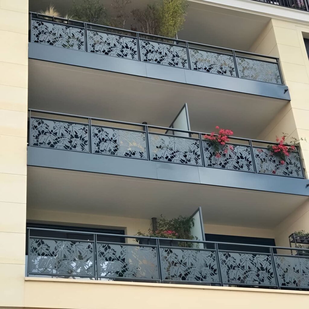 نرده راه پله با طراحی مقاوم