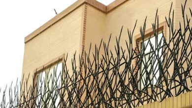 نرده آهنی روی دیوار فلزی