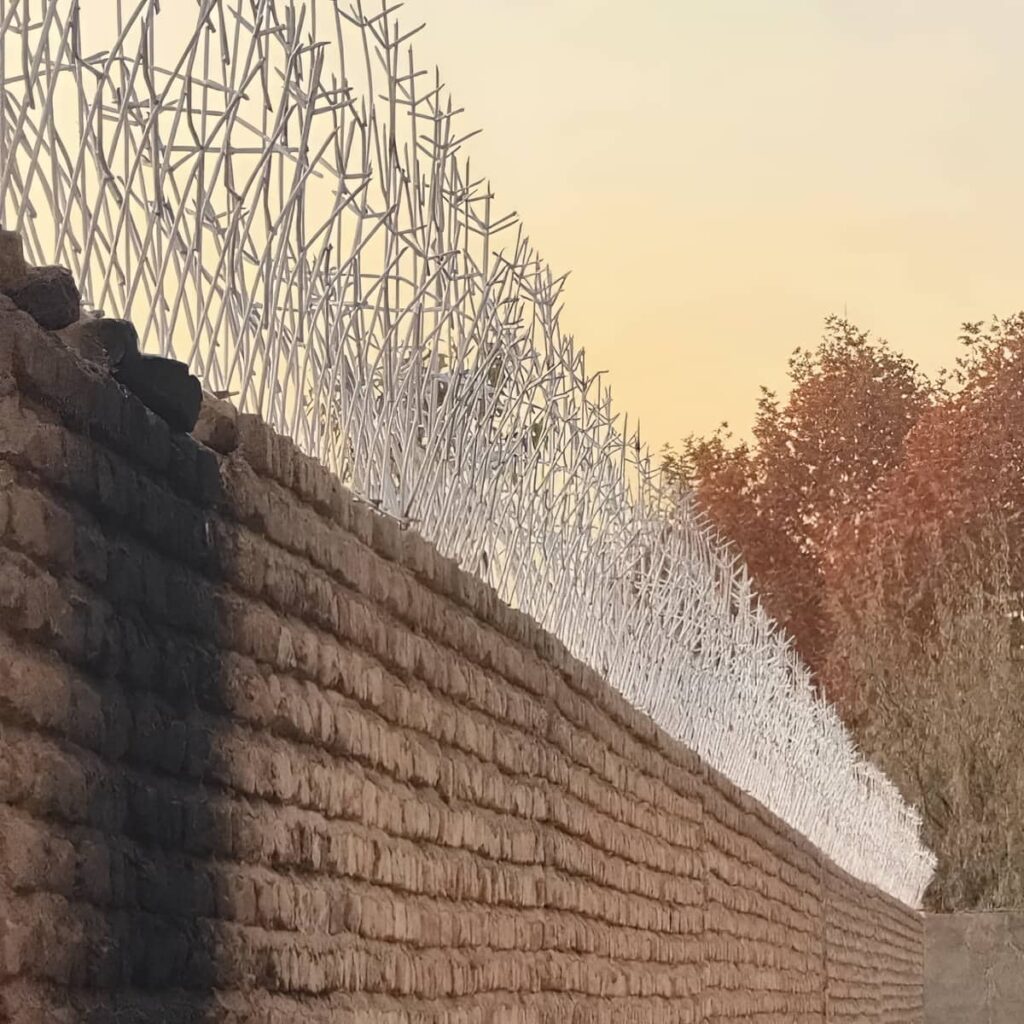 محافظ روی دیوار ساختمان
