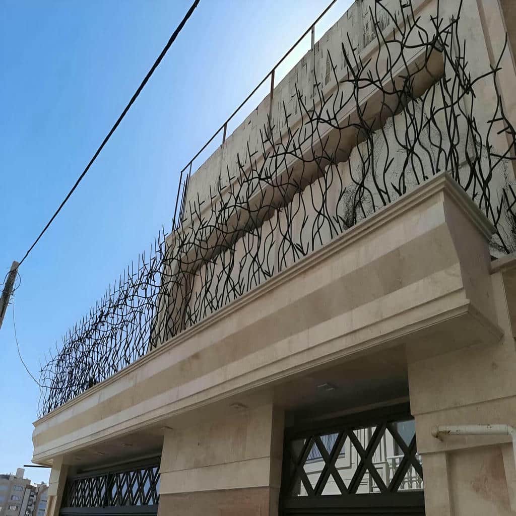حفاظ شاخ گوزنی روی دیوار حیاط