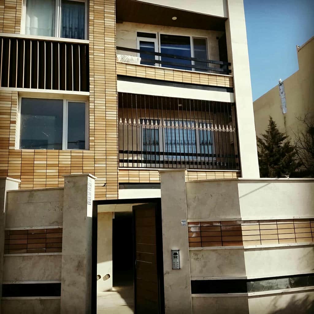 حفاظ پنجره آپارتمان با پوشش رنگی