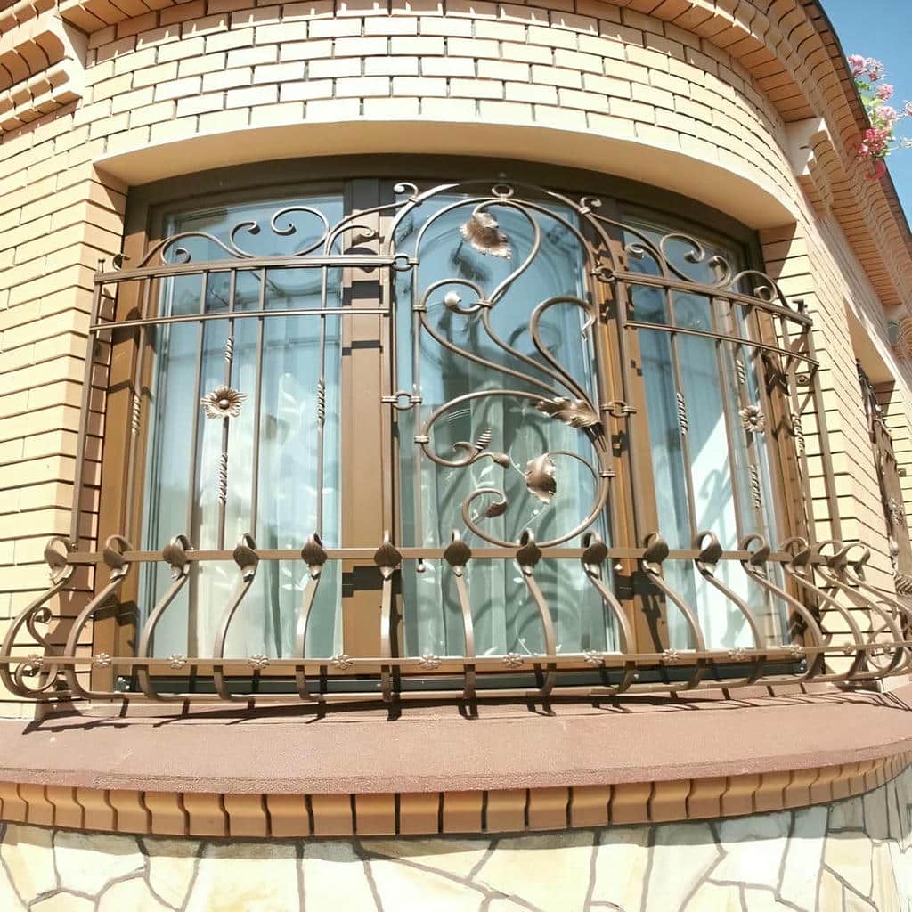 نرده پنجره فلزی کنار نمای ویلا