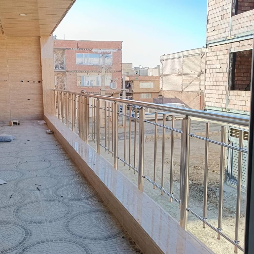 نرده پله چوبی روشن نرده پله چوبی روشن