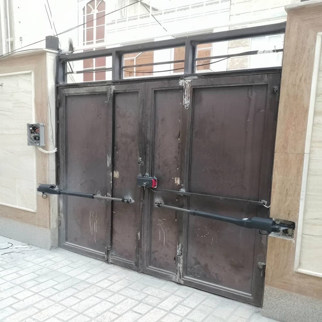 بازوی مشکی دربازکن خودکار کنار ستون سنگی