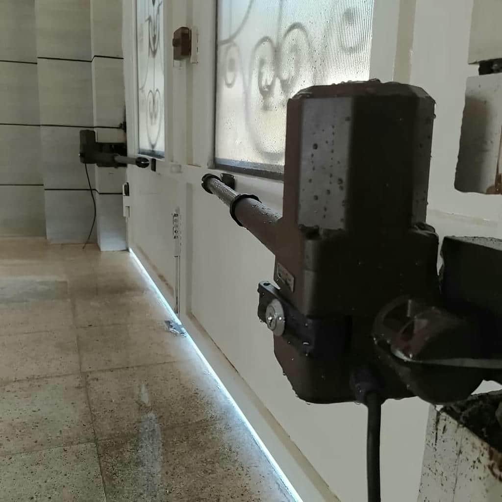 برد فرمان برقی داخل جعبه کنترل محافظ