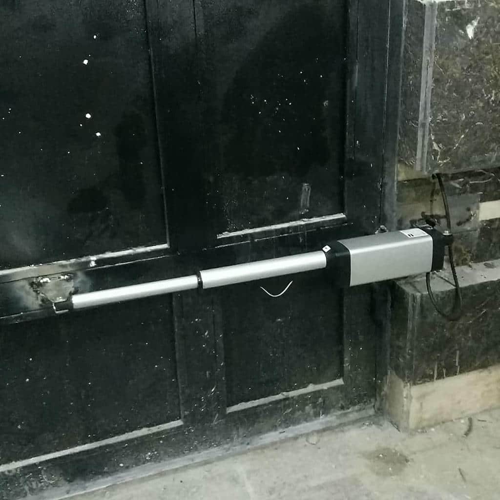 بررسی فضای حرکتی دروازه فولادی کنار رمپ پارکینگ