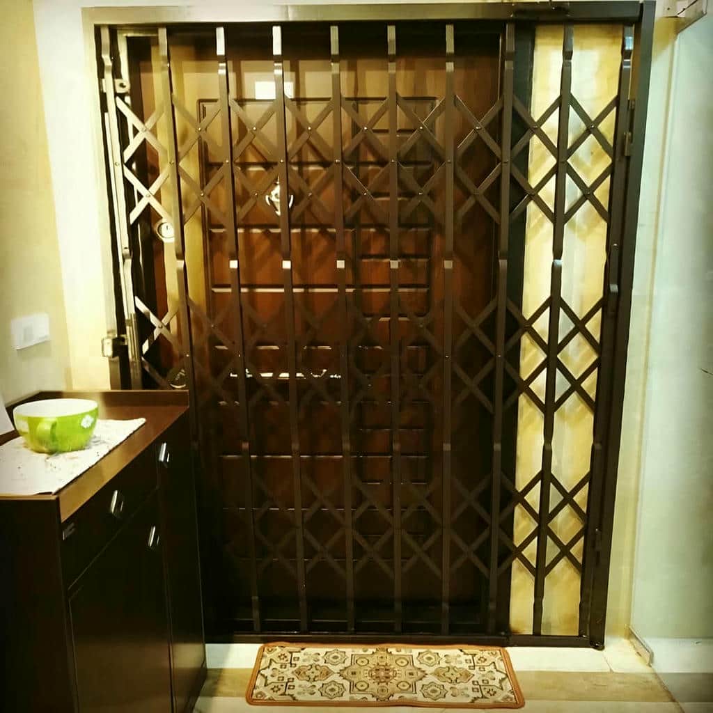 جزئیات شبکه لوزی طلایی مات در ورودی لوکس