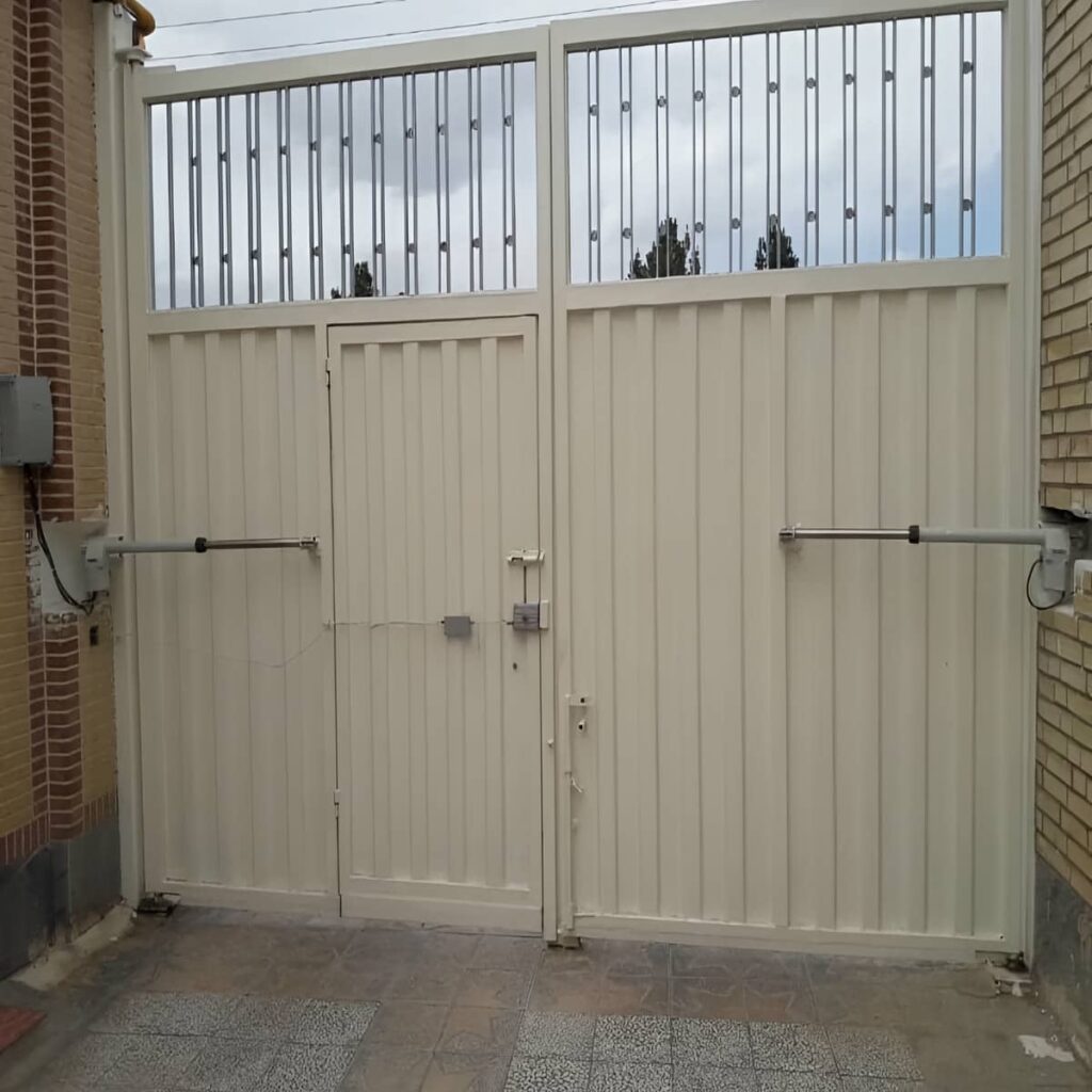 جک بازویی سفید روی لنگه ساده حیاط