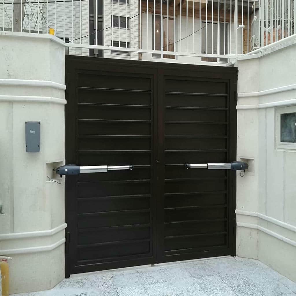 جک درب پارکینگ سفید کنار ستون سنگی استان کرمان