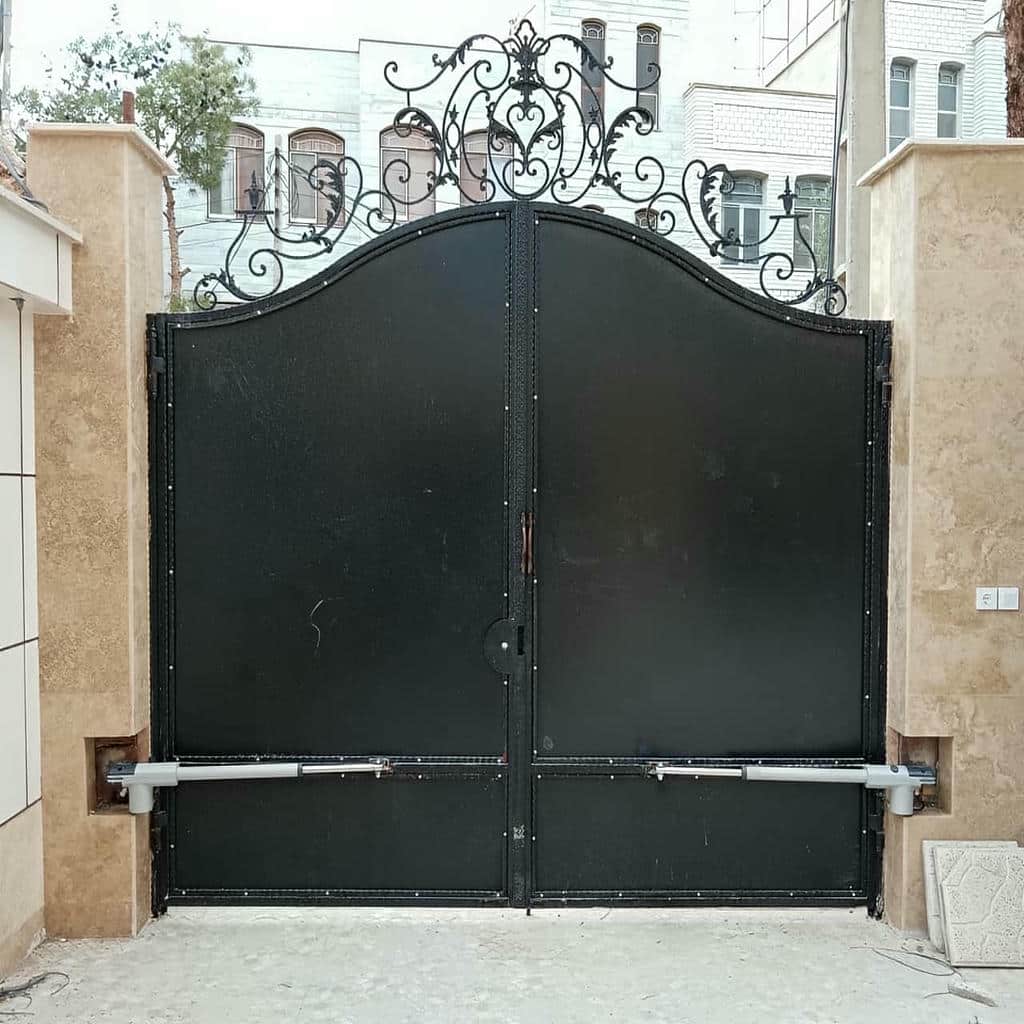 جک درب پارکینگ مشکی کنار دروازه ساحلی استان هرمزگان